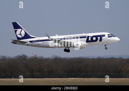 Budapest/Ungarn - 8. April 2019: Lot Polish Airlines Embraer 175 SP-LIL Passagierflugzeug Ankunft und Landung am Flughafen Budapest Stockfoto