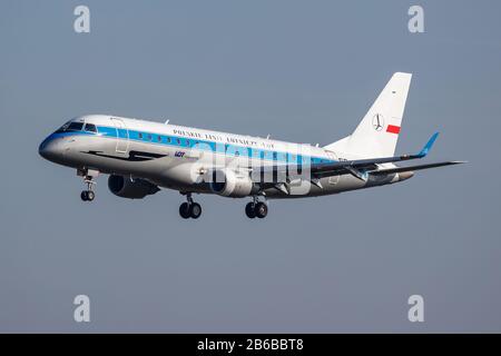 Budapest/Ungarn - 11. November 2019: Lot Polish Airlines Special Retro Livery Embraer 175 SP-LIM Passagierflugzeug Ankunft und Landung in Budapest Ai Stockfoto