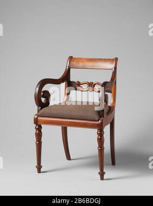 Sessel mit Zwischenlinie im Rücken, bestehend aus zwei voneinander abgewandten Schwanenhälsen Armstoel uit een Set van tien stoelen en vier Armstoelen van Deels massiv en Deels belijmd Mahoniehout op iepenhouten kern. Losse beklede zittingen. De vierkante achterpoten wijken achter Stockfoto