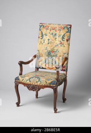 Sessel aus Nussbaum mit Petit-Point-Beschichtung, PA-16024-C Armstoel van Notenhout met petit-point bekleding en eikenhouten rugstijlen en achterpoten. De stoelen rusten op overhoeks geplaatste S-vormige poten. De voorpoten hebben onderaan een voluut met een bladmotief en boven de zwelling een schelpmotief. De armleggerstutten gaan over in geholde Armlegern, eindigend in acanthusvoluut. De bekleding vertoont motieven van bloemvazen- en boeketten. Deel van een ameublement van zes armstoelen (inv.NR. BK-16024-A t/m -f), afkomstig uit Kasteel Eerde (O.). Hersteller: AnoniemPlaats Herstellung: Noo Stockfoto