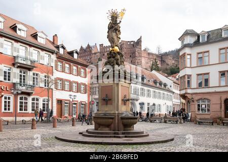 Heidelberg Corn Marktplatz mit Madonnenstatue und Heidelberg Schloss dahinter, Deutschland Stockfoto