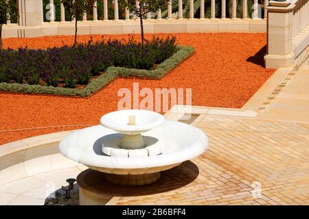 Kleiner dekorativer Brunnen in einem Bahai-Garten, Haifa, Israel Stockfoto