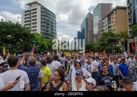 Caracas, Miranda, Venezuela. März 2020. März und Kundgebung in Caracas, vom präsidenten Venezuelas, Juan GuaidÃ³, zu den venezolanischen Bürgern aufgerufen, ihr Recht auf einen Sitz in der Nationalversammlung zu beanspruchen und von dort aus würde die ordentliche Sitzung mit verschiedenen Sektoren der Zivilgesellschaft abgehalten werden, Wer würde ihre Liste der Konflikte vorstellen. Caracas, 10. März 2020 Credit: Jimmy Villalta/ZUMA Wire/Alamy Live News Stockfoto