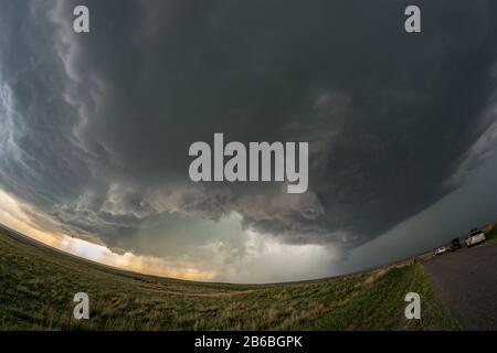 Atemberaubender Blick auf ein rotierendes Überzellen-Gewitter über die Ebenen des westlichen Oklahoma, USA. Stockfoto