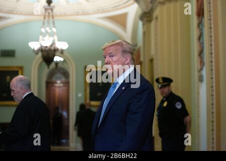 Washington, DC, USA. März 2020. Präsident der Vereinigten Staaten Donald J. Trump verlässt das Haus, nachdem er am Dienstag, den 10. März 2020, im United States Capitol in Washington, DC, USA, an Einem Mittagessen der Republikanischen Politik teilgenommen hat. Kredit: Stefani Reynolds/CNP weltweite Nutzung Credit: Dpa / Alamy Live News Stockfoto