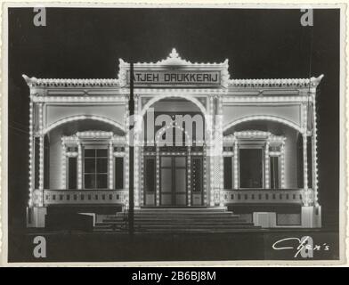 Aceh auf Koetaradja festlich beleuchtet 1937 Die Aceh Printing to Koetaradja (Banda Aceh) festlich beleuchtet, Wo: Offenbar anlässlich der Hochzeit von Prinzessin Juliana und Prinz Bernhard am 7. Januar 1937. Teil einer Gruppe von neun Bildern auf der Aceh Drukkerij. Hersteller : Fotograf: Chen Photo Studio (Listed Property) Ort Herstellung: Banda Aceh Datum: 6. Dezember 1937 7. Januar 1937 Physische Merkmale: Gelatine silberfarbenes Druckmaterial: Papiertechnik: Gelatine silberfarbenes Druckformat: Foto: H 142 mm × W 186 mm Subject Marriage von Prinzessin Juliana und Prinz Bernhard Wann: 1900 - 194 Stockfoto