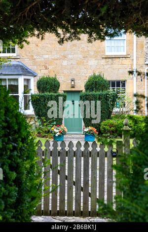 Blick durch einen geschlossenen Eingang zu Hause in der Cotswold-Stadt am Broadway, Worcestershire, England, Großbritannien Stockfoto