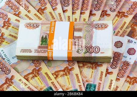 Eine halbe Million russische Rubel schließen sich. Das Tutu im Bankpaket für die fünftausendsten Rechnungen flattern Stockfoto