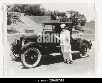 Auto (Studebaker) mit der Vaudeville-Sängerin Trixie Friganza (Pseudonym von Delia O'Callaghan, 1870-1955) neben dem US-Amerikanischen Immobilientyp: Fotos Artikelnummer: RP-F 2007-418 Aufschriften / Marken: Anmerkung , Recto, geschrieben in Stift 'Studebaker / (Trixie Friganza) Ersteller: Fotograf: Anonyme Place Fertice: USA Datum: USA: Datum: Datum: USA. 1920 - 1930 Physikalische Merkmale: Fotomaterial: Papier Fotopapier Technik: Gelatine Silber Druckabmessungen: H 190 mm × W 239 mm Stockfoto