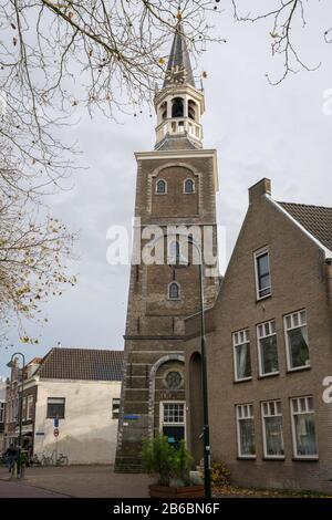 Isolierter Kirchturm mit dem Namen 'The Tower of Our Lady' (niederländisch: Onze Lieve Vrouwetoren) in Gouda, Holland. Stockfoto