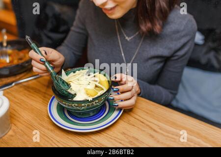 Frau, die im Restaurant traditionelle asiatische lokale Küche isst Stockfoto