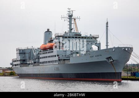 RFA Fort Austin moorierte am Great Float in Birkenhead Wirral August 2019 Stockfoto