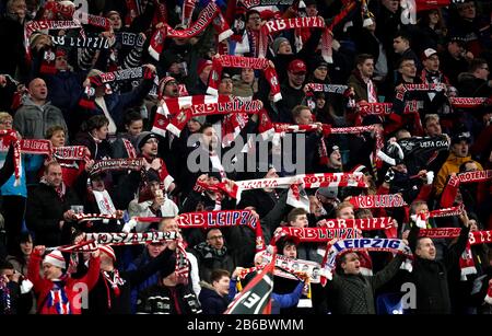 RB-Leipziger Fans zeigen ihre Unterstützung auf den Tribünen vor der UEFA Champions League-Runde von 16 Zweitliga-Spielen in der Red Bull Arena, Leipzig. Stockfoto