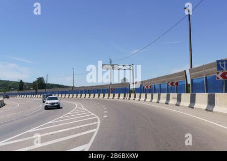 Straßenbrücke über den Fluss Bakanka im Dorf Nischnebakanskaja Krasnodar. An den Seiten der Schallmauer Stockfoto