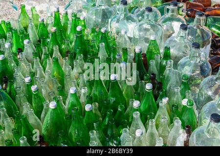 SCOTTY's Junction, Nevada - 13. November 2017: Grüne und transparente Glasflaschen auf dem Boden Stockfoto