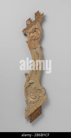 Baluster mit C- und S-Voluten eingesetzt S-vormiger Baluster traf gestoken C- en S-voluten auf Rocailleschelpen. Hersteller : AnoniemanoniemPlaats Herstellung: Noordelijke Nederlanden dating: CA. 1.740 - ca. Material: Hout: Abmessungen: H 91 cm. × b 21 cm. × d 5 cm. Stockfoto