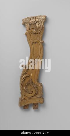 Baluster mit C- und S-Voluten eingesetzt S-vormiger Baluster traf gestoken C- en S-voluten auf Rocailleschelpen. Hersteller : AnoniemanoniemPlaats Herstellung: Noordelijke Nederlanden dating: CA. 1.740 - ca. Material: Hout: Abmessungen: H 90 cm. × b 20 cm. × d 5 cm. Stockfoto