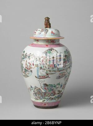 Balustervase mit einer durchgehenden Flusslandschaft mit Menschen, Booten und Pavillons Balustervormige Dekselpot van Porselein, beschilderd op het glazuur in blauw, Rood, roze, Groen, zwart en goud. OP de buik een doorlopend rivierlandschap met personen in boten. In de rivier enkele eilanden met personen op terrassen von bij paviljoens. In het landschap versillede pijn- en prunusbomen. In de achtergrond bergen. Rond de voet en op de schouder een Band met bloemranken onderbroken door een chrysant. De nek traf drie pioentakken. De hals van de Topf ist am stärksten zerbrochen. Oud-Label in de deksel Stockfoto