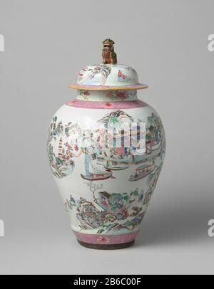 Balustervase mit einer durchgehenden Flusslandschaft mit Menschen, Booten und Pavillons Balustervormige Dekselpot van Porselein, beschilderd op het glazuur in blauw, Rood, roze, Groen, zwart en goud. OP de buik een doorlopend rivierlandschap met personen in boten. In de rivier enkele eilanden met personen op terrassen von bij paviljoens. In het landschap versillede pijn- en prunusbomen. In de achtergrond bergen. Rond de voet en op de schouder een Band met bloemranken onderbroken door een chrysant. De nek traf drie pioentakken. De deksel met dezelfde decoratie; dekselknop in de vorm van EE Stockfoto