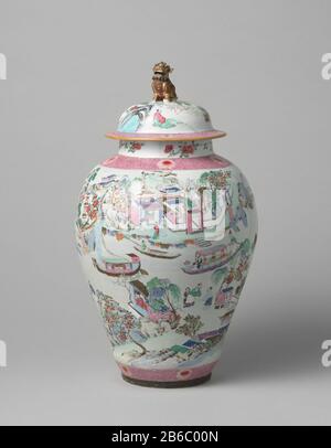 Balustervase mit einer durchgehenden Flusslandschaft mit Menschen, Booten und Pavillons Balustervormige Dekselpot van Porselein, beschilderd op het glazuur in blauw, Rood, roze, Groen, zwart en goud. OP de buik een doorlopend rivierlandschap met personen in boten. In de rivier enkele eilanden met personen op terrassen von bij paviljoens. In het landschap versillede pijn- en prunusbomen. In de achtergrond bergen. Rond de voet en op de schouder een Band met bloemranken onderbroken door een chrysant. De nek traf drie pioentakken. Twee barsten in de hals. Famille stieg. Hersteller: Pottenba Stockfoto