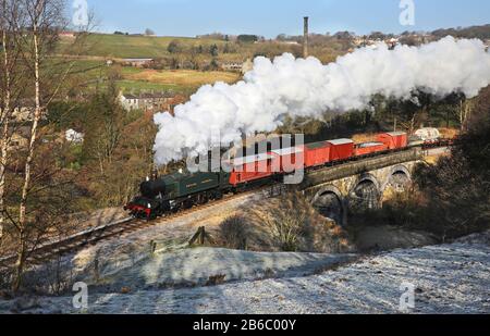 Der GWR-Tank 4144 nähert sich dem Tunnel Mytholmes mit einem Frachtdienst auf der KWVR an. Stockfoto