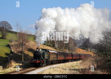 GWR Tank 4144 nähert sich Oakworth auf der KWVR. Stockfoto