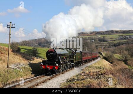 45596 "Bahamas" geht auf der KWVR Richtung Oakworth Stockfoto