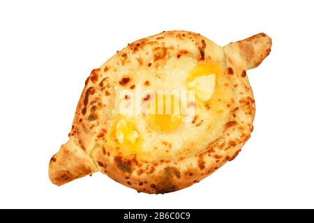 Köstlicher Adjarian Khachapuri mit Ei isoliert auf weißem Hintergrund Stockfoto