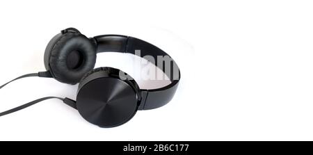 Black Dynamic Stereophone Headphones Studio-Foto isoliert auf weißem Hintergrund mit leerem Platz für Text auf der rechten Seite Stockfoto