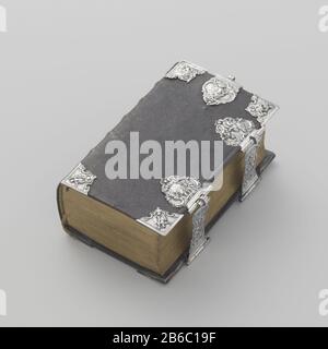 Band des neuen Testaments und der Psalter Het Nieuwe testament en de psalmen uit von 1854, gebonden in segrijnen Band met oude zilveren sloten, hoeken en ringen. OP de sloten gedreven Abrahams offerhande en de drie engelen bij Abraham. De verdauen de geboorte. De besijdenis en de opdracht in de tempel. OP de hoeken: De liefde met de wet, tweemaal; het geloof met het kruis, tweemaal; de onschuld met een duif, tweemaal; het vertrouwen of de kracht met een kolom, tweemaal. OP het Beslag Stockfoto