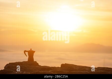 Kaffeemaschine aus Geysir aus Aluminium vor Nebel und Eindeckern Stockfoto