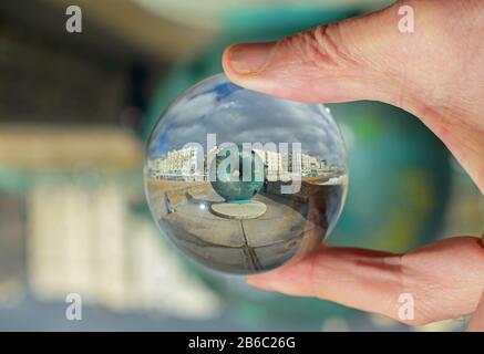 Brighton Seafront Kunst und Hotels durch einen Lenssball gesehen Stockfoto