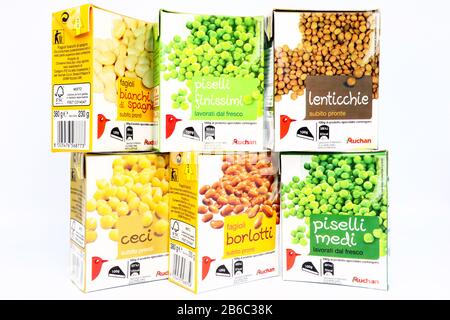 Kichererbsen, Linsen, Mais, Bohnen und Erbsen, die von AUCHAN Supermarktkette verkauft werden Stockfoto