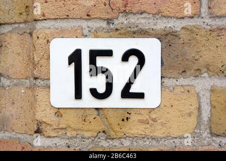 Schild Hausnummer 152 Stockfoto