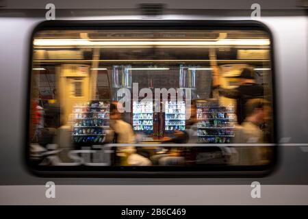 Paris, Frankreich - 10. Juni 2019: Pariser U-Bahn in Bewegung Stockfoto