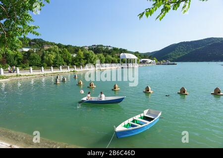 Russland, Region Krasnodar, Novorossijsk, Dorf Abrau-Durso-12. Juni 2018: Rudern auf einem malerischen Bergsee Abrau im Ferienort Stockfoto