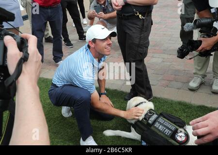 Ponte Vedra Beach, FL, USA. März 2020. Rory McIlroy trifft während DER PLAYERS Championship am 10. März 2020 in Ponte Vedra Beach, Florida, auf einen nach ihm benannten Servicehund. Kredit: Mpi34/Media Punch/Alamy Live News Stockfoto