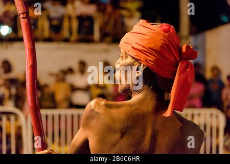 Kandy, Sri Lanka, August 2015: Träger der männlichen Flamme, Teil des Spektakels des Esala Perahera Festivals Stockfoto