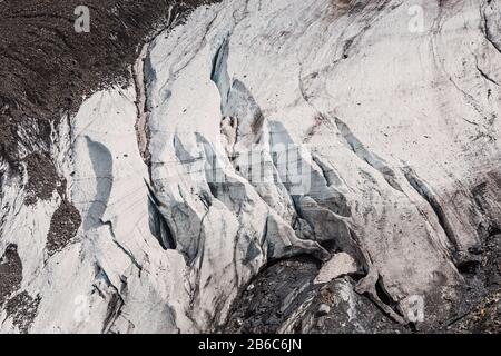 Nahaufnahme des Berggletschers mit Felsen Stockfoto