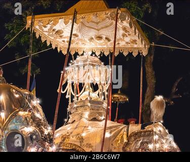 Kandy, Sri Lanka, August 2015: Elefant, der während des Esala Perahera Festivals die Zahnofr-Buddha-Reliquie trägt Stockfoto