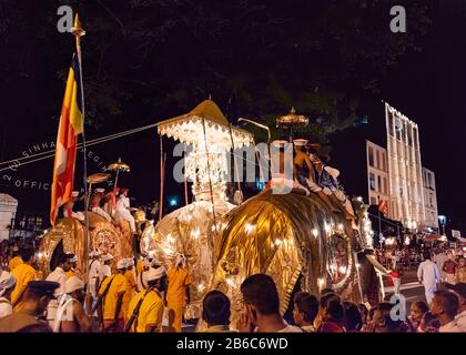 Kandy, Sri Lanka, August 2015: Elefant, der während des Esala Perahera Festivals die Zahnofr-Buddha-Reliquie trägt Stockfoto