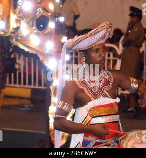 Kandy, Sri Lanka, August 2015: Schlagzeuger mit traditionellem Sri-lankem Kostüm, der während des Esala Perahera Festivals auftrat Stockfoto