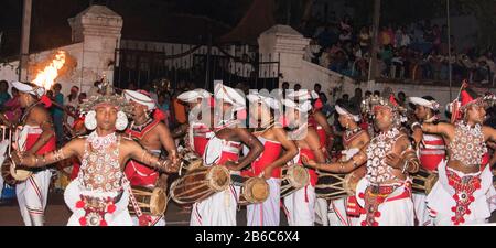 Kandy, Sri Lanka, August 2015: Schlagzeuger mit traditionellem Sri-lankem Kostüm, der während des Esala Perahera Festivals auftrat Stockfoto