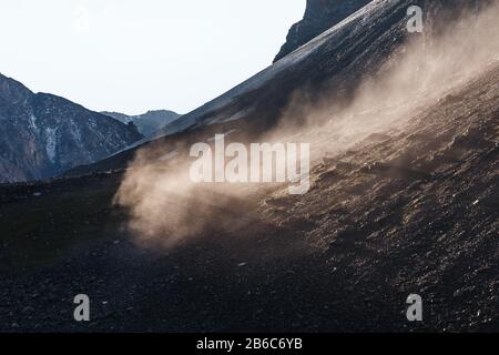 Felssturz und Nebel in den felsigen Bergen Stockfoto