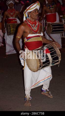 Kandy, Sri Lanka, August 2015: Schlagzeuger mit traditionellem Sri-lankem Kostüm, der während des Esala Perahera Festivals auftrat Stockfoto