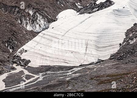 Panoramablick auf die lange Zunge des Glacier Maashei im Altai-Gebirge Stockfoto