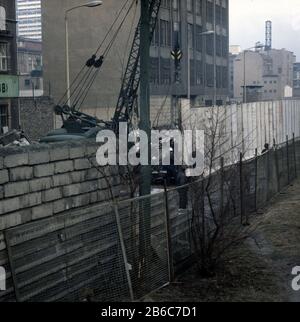 Ausbau der Grenzmauer - Zimmerstraße / Seitenstraße Mitte / Kreuzberg Berlin Oktober 1976 - Ausbau der Grenzmauer Berlin 1976 Stockfoto