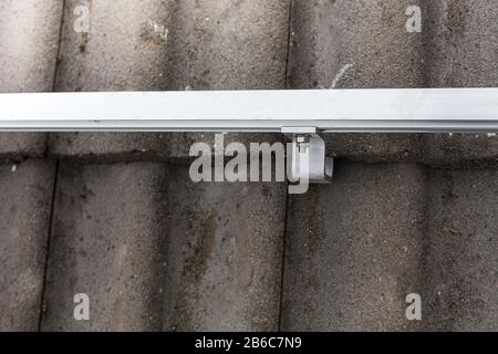 Nahaufnahme der Montageschiene für die Fotovoltaikanlage auf dem Dachgebäude Stockfoto