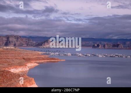 Lake Powell Arizona während der Wintermonate, wenn Wasser im Canyon niedrig ist, knallen die Buttes aus der Landschaft am Yachthafen von Lake Powell Stockfoto