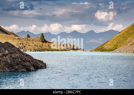 Blau fließende Bergseen Karakabak im Altai-Gebirge, Russland Stockfoto